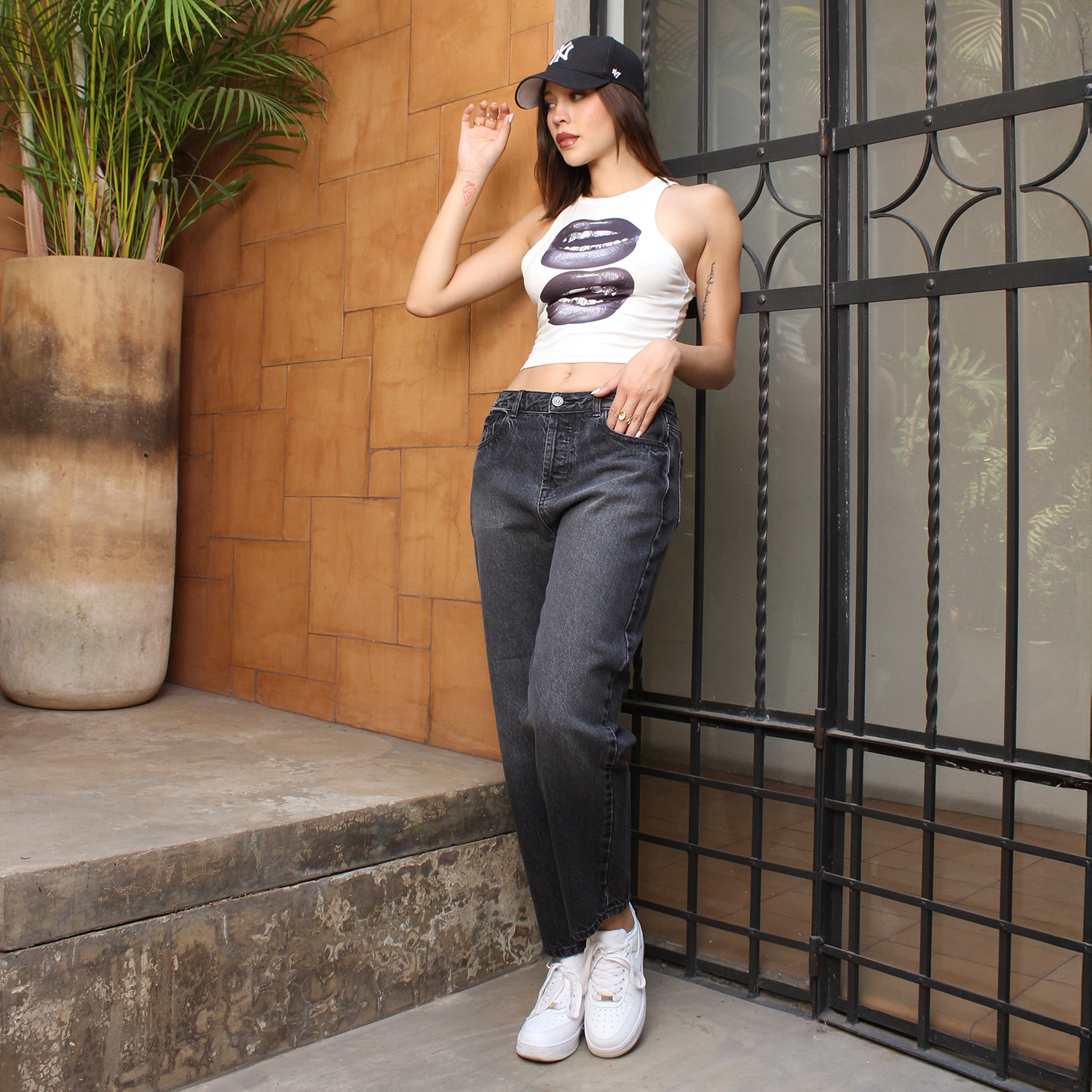 Foto 4 | Jeans Mujer Tiro Alto Corte Mom Pierna Recta Negro