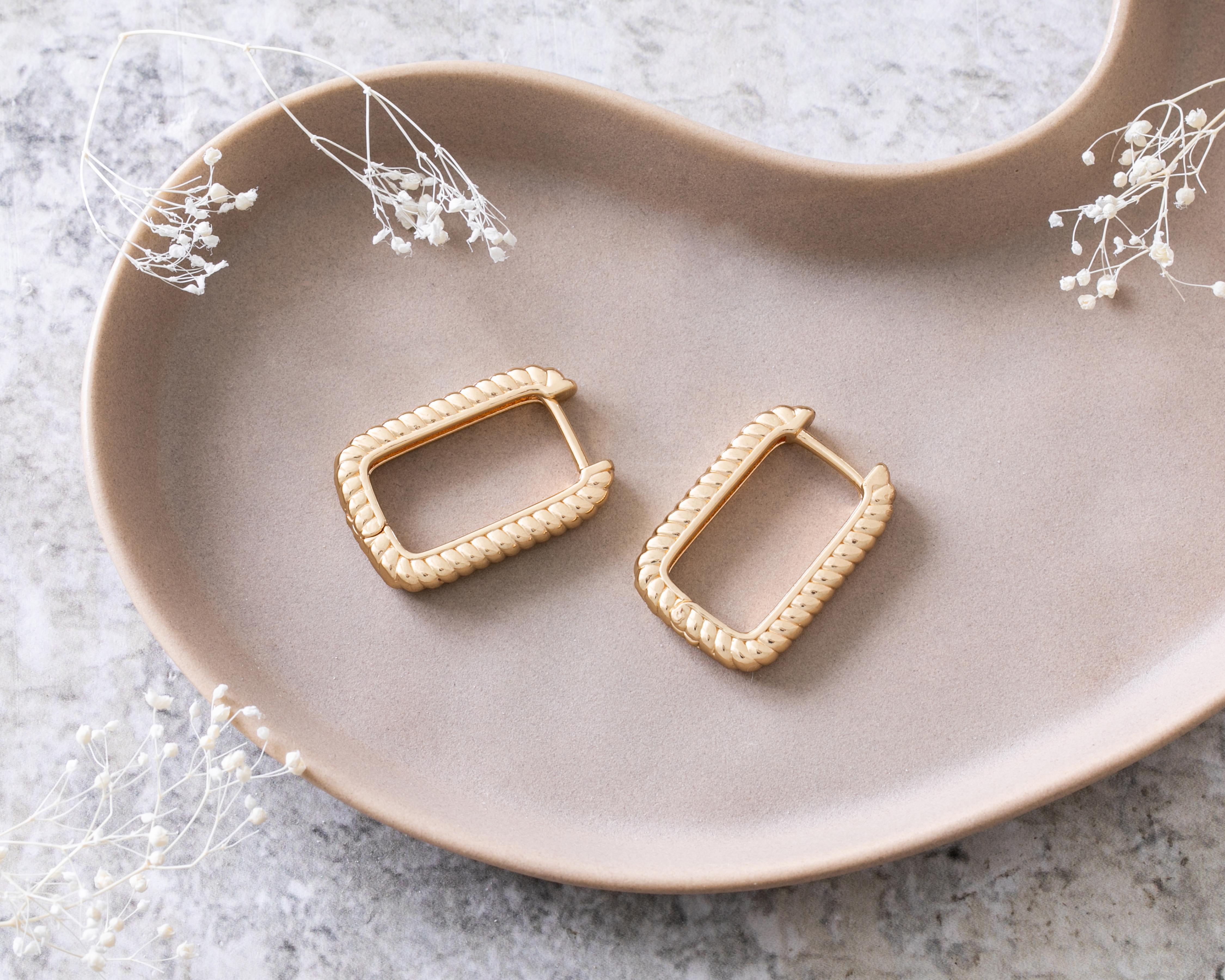 Foto 5 pulgar | Aretes de Chapa de Oro 14K Jennifer Lopez