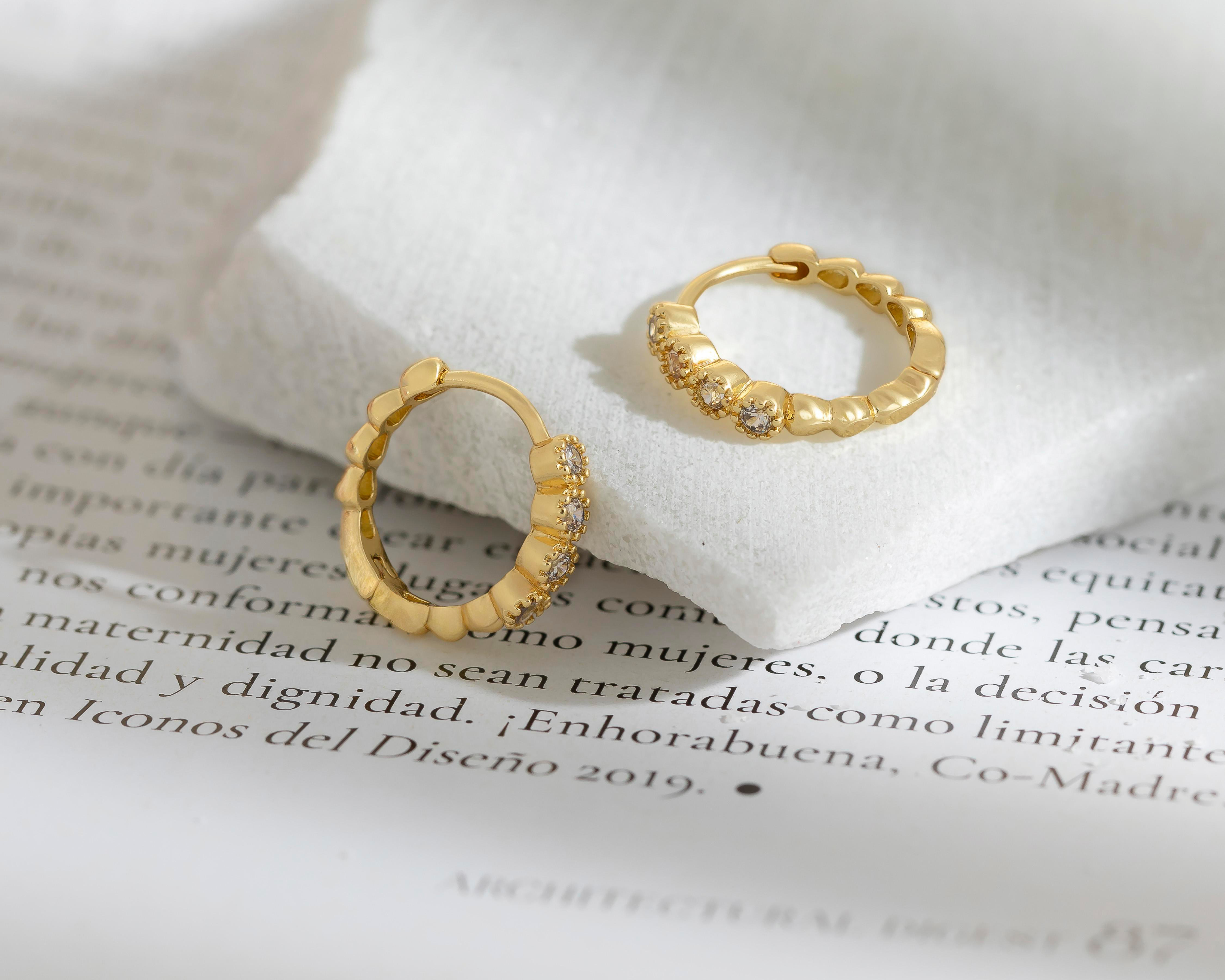Foto 5 pulgar | Arracadas Chapa de Oro 18k NK