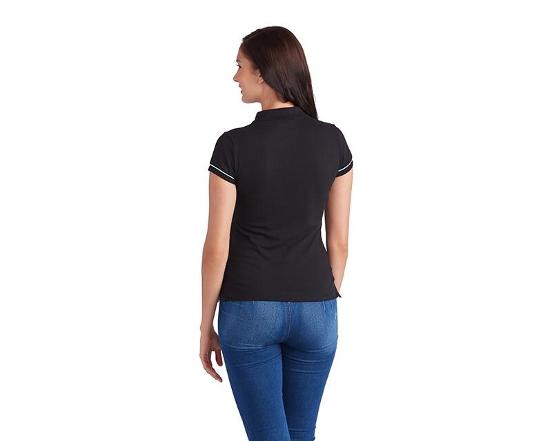 playera negra tipo polo