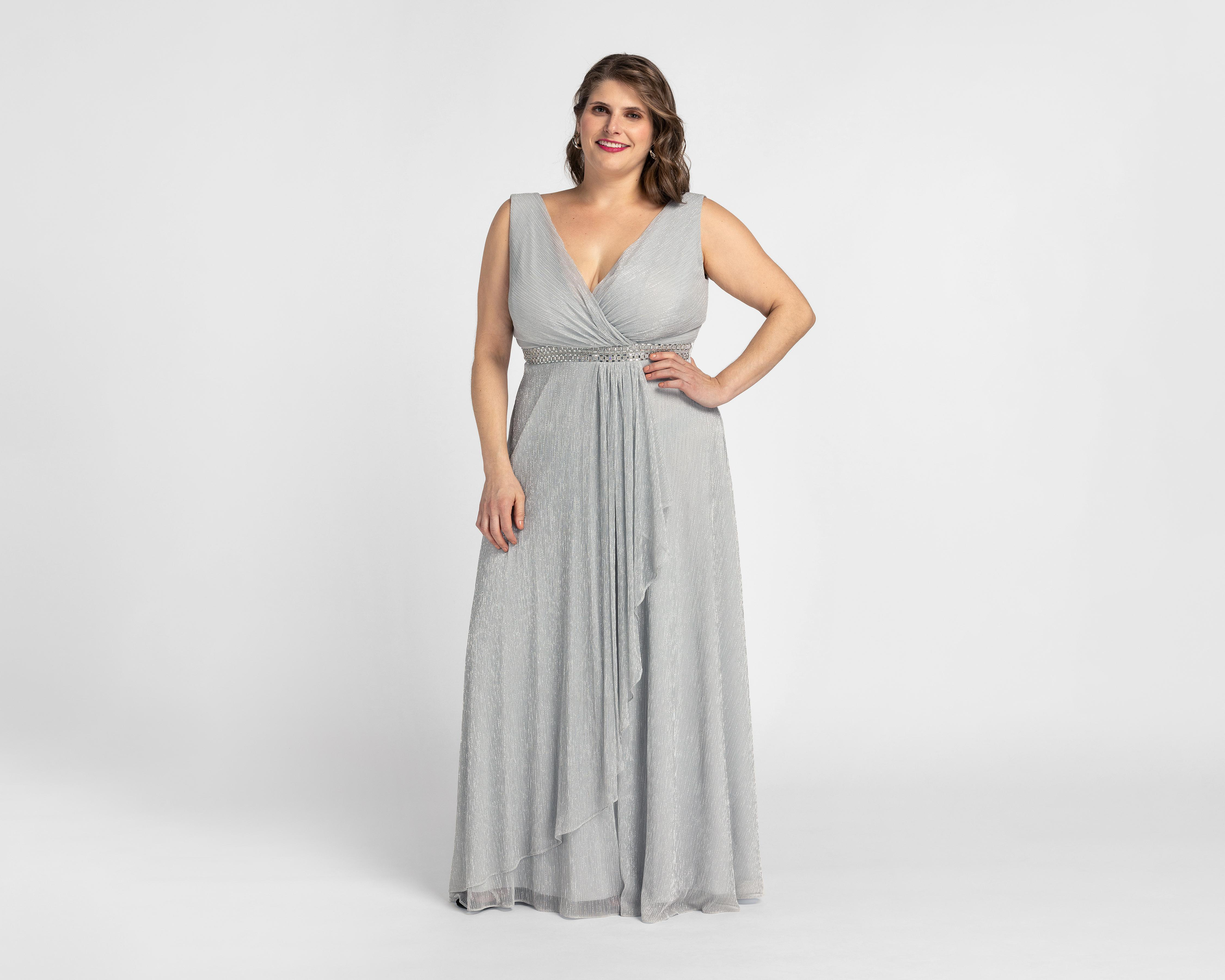 Vestido de Fiesta Sahara Escote Cruzado sin Mangas con Aplicación de Pedrería $849