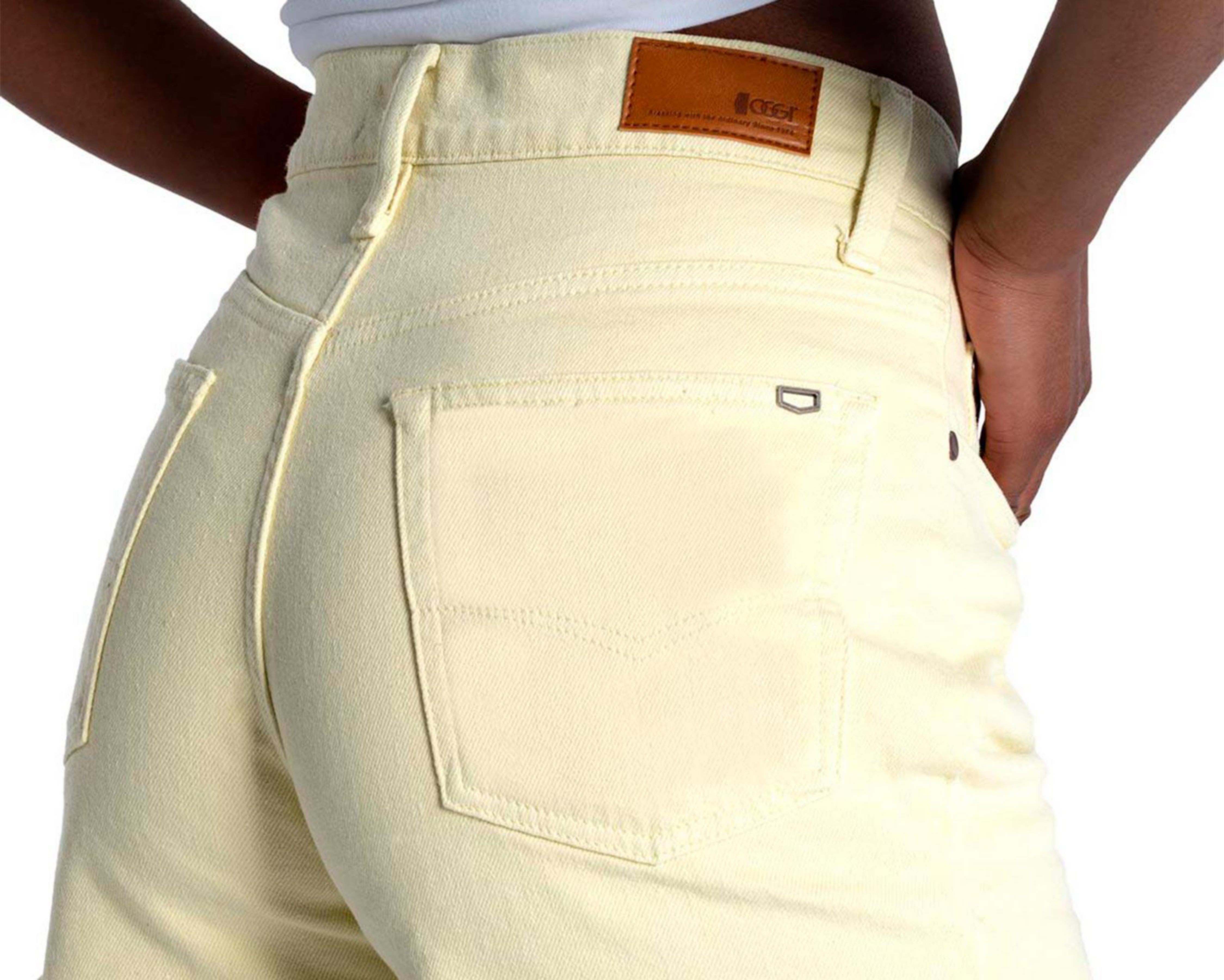 Foto 6 pulgar | Short Oggi Amarillo para Mujer