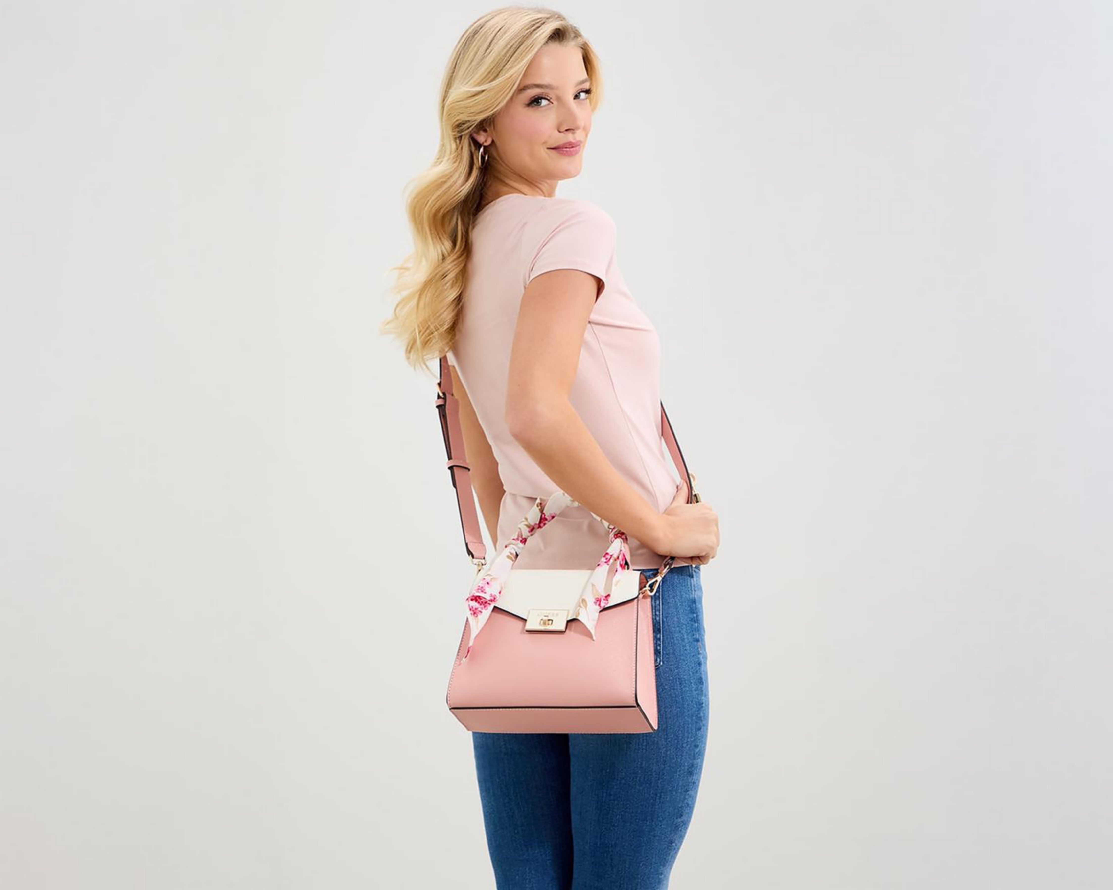 Foto 6 pulgar | Bolsa Cruzada Guess Aine