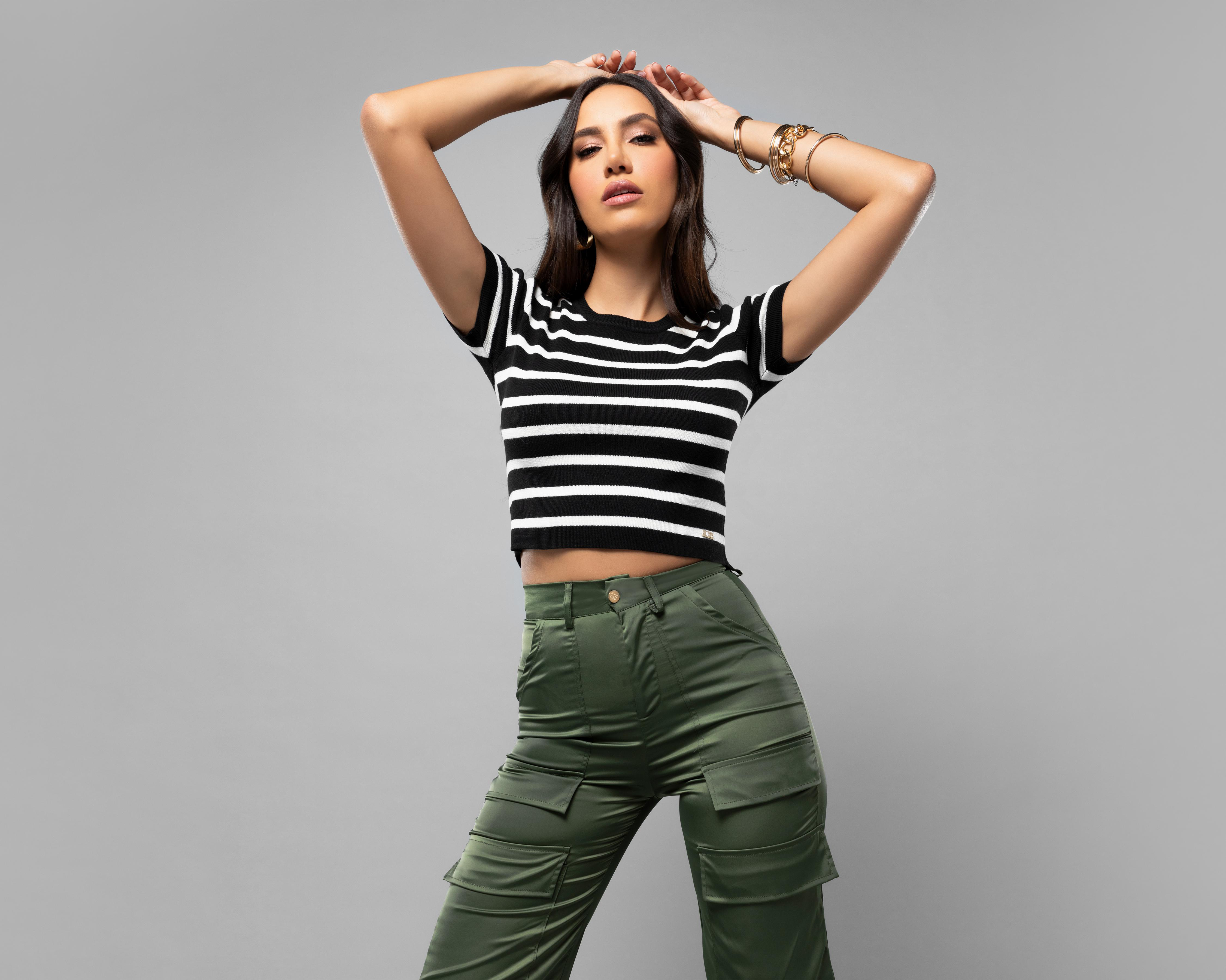 Foto 2 pulgar | Playera Jennifer Lopez de Rayas para Mujer