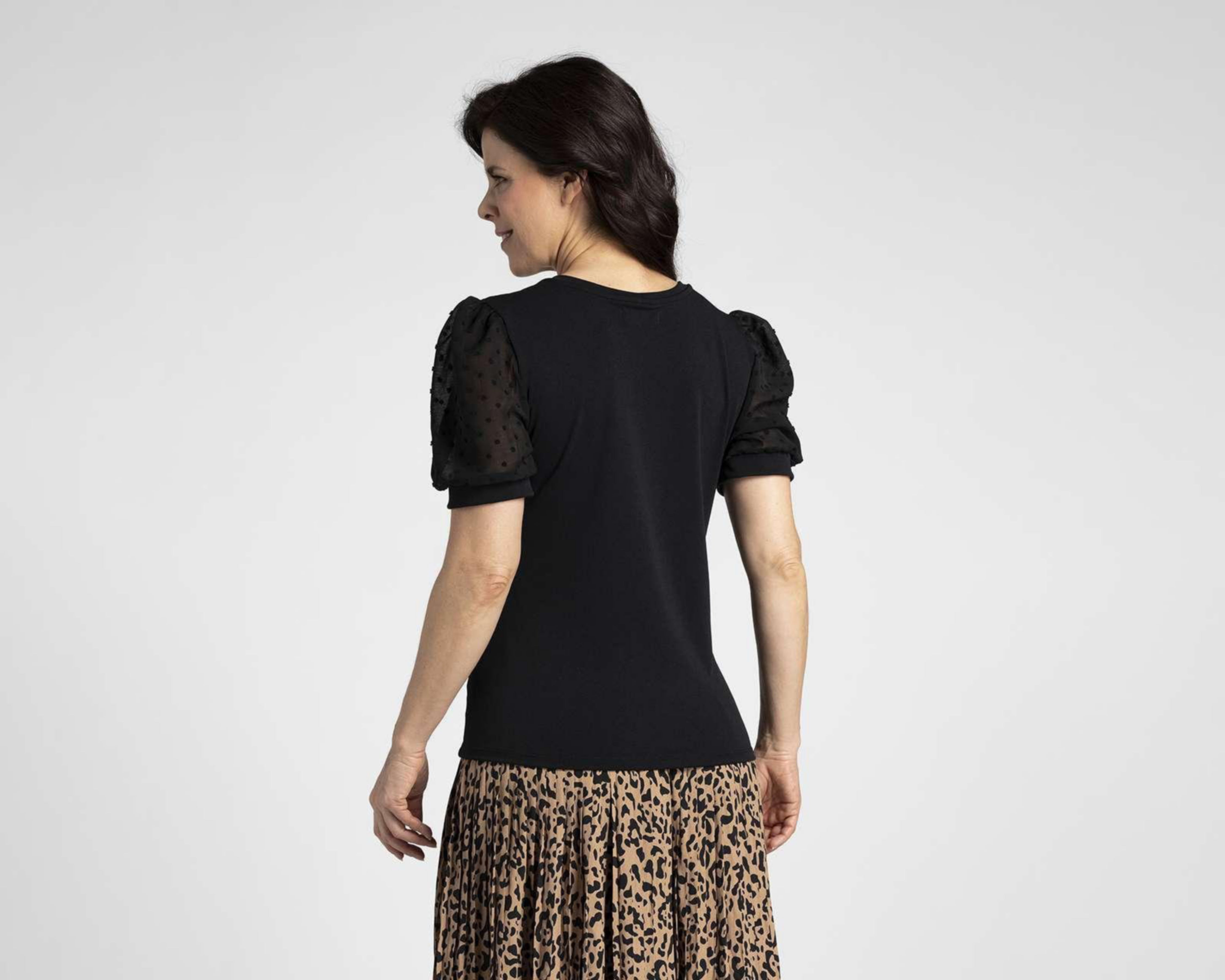 Foto 4 pulgar | Playera Sahara Manga Corta Negra