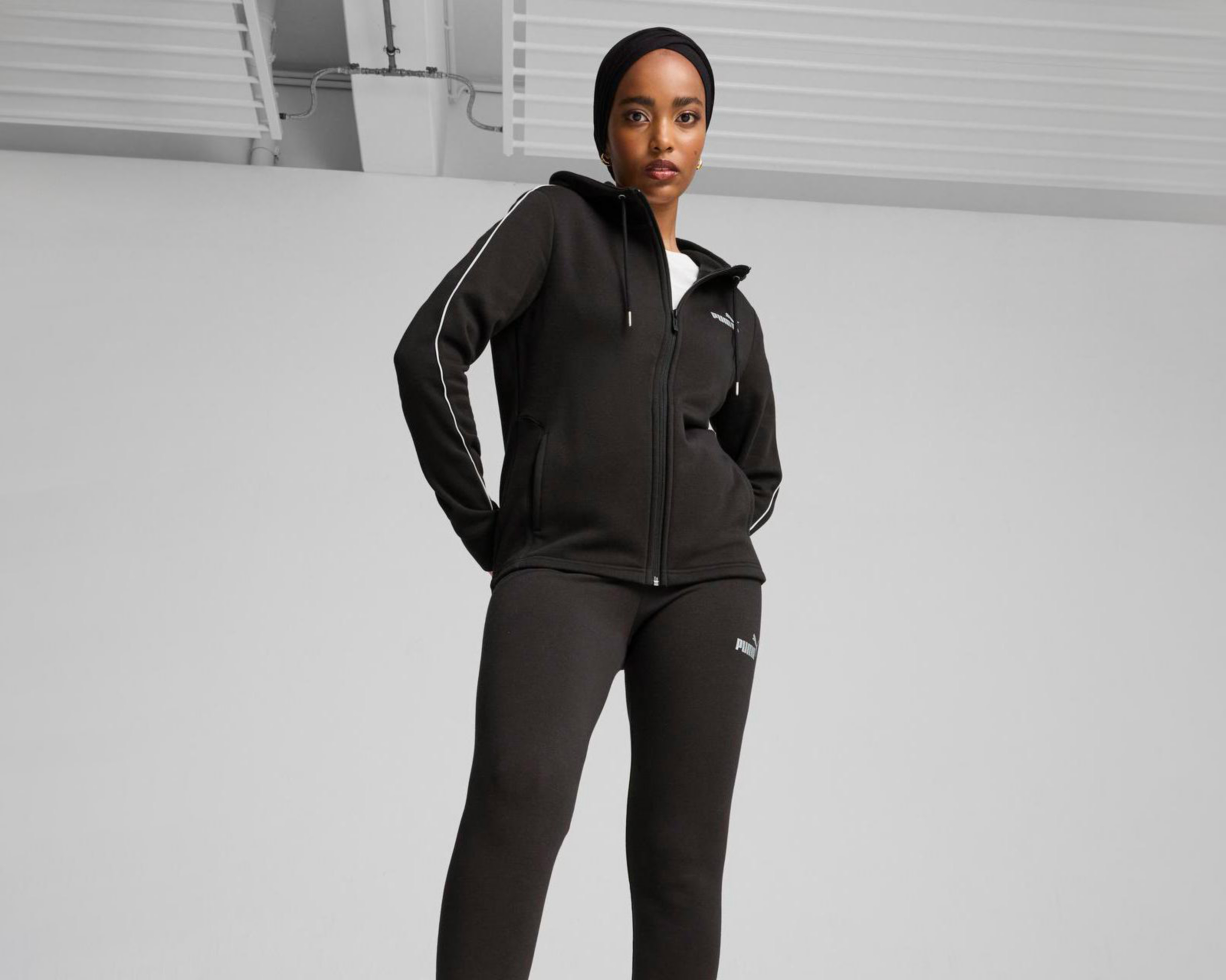Foto 4 pulgar | Pants y Chamarra Puma para Mujer