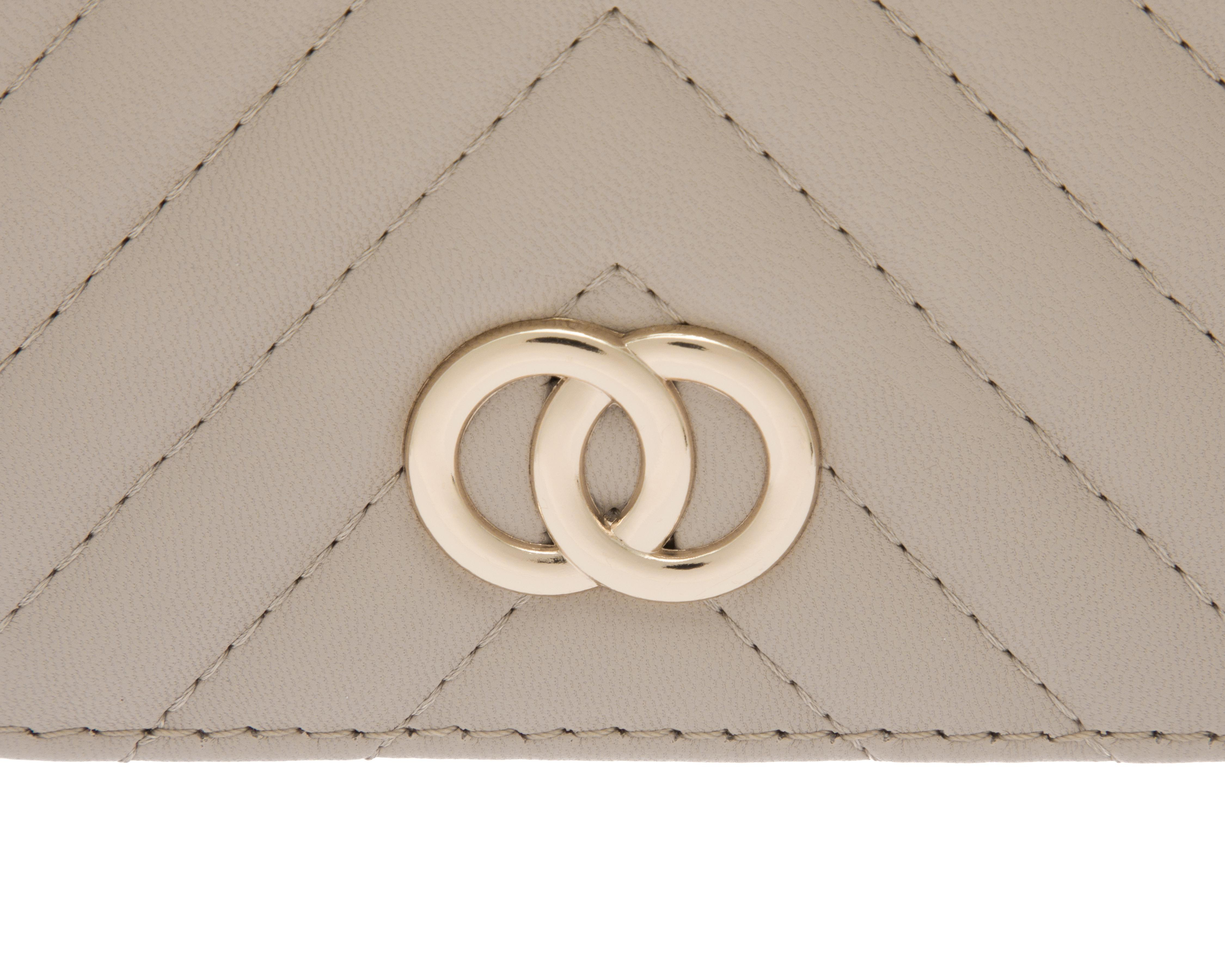 Foto 6 pulgar | Cartera para Mujer Sahara con Placa Metálica