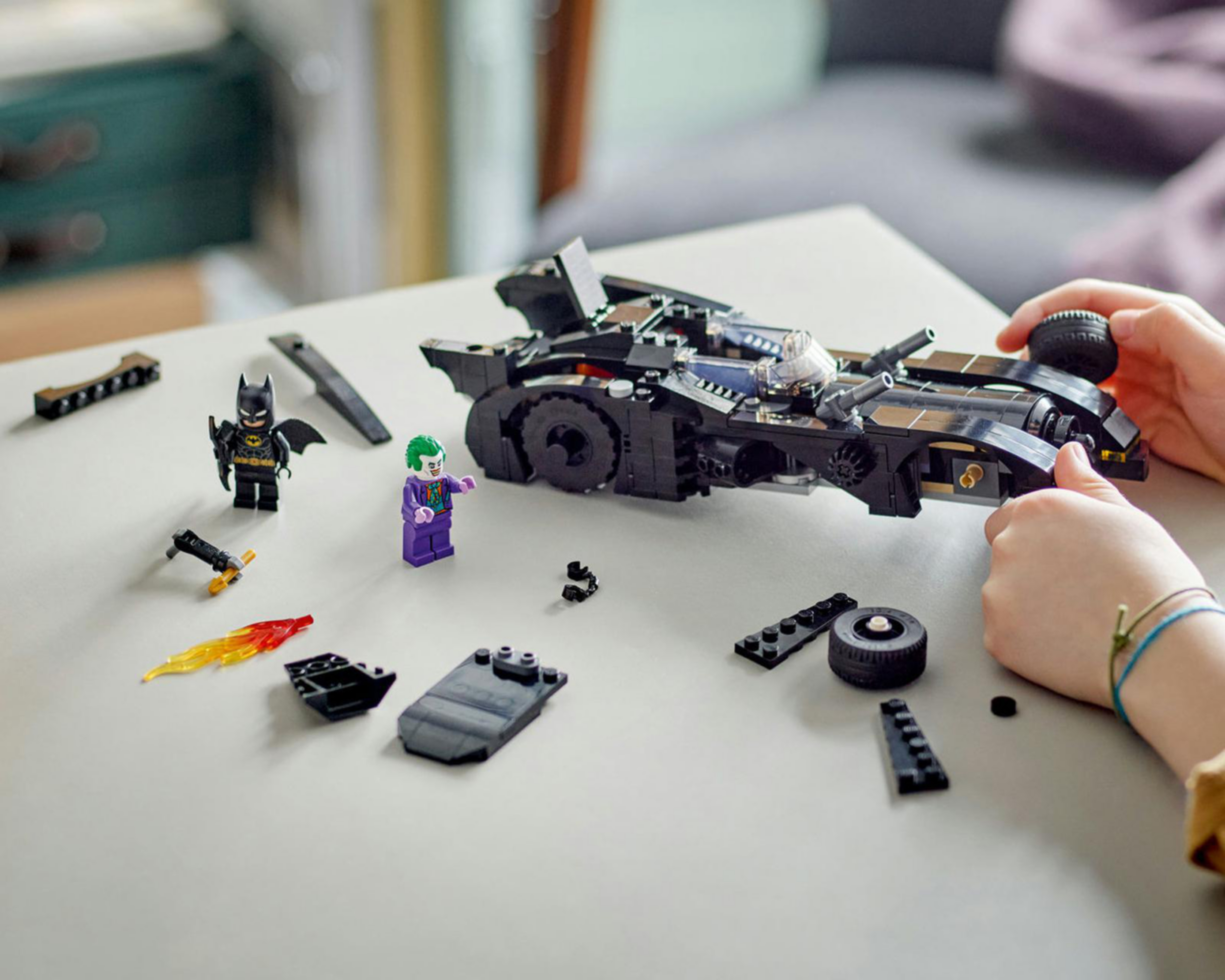 Foto 5 pulgar | LEGO Batman: Batmobile Caza de Batman vs. The Joker
