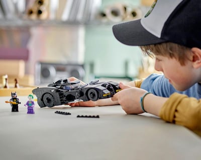 Foto 5 | LEGO Batman: Batmobile Caza de Batman vs. The Joker