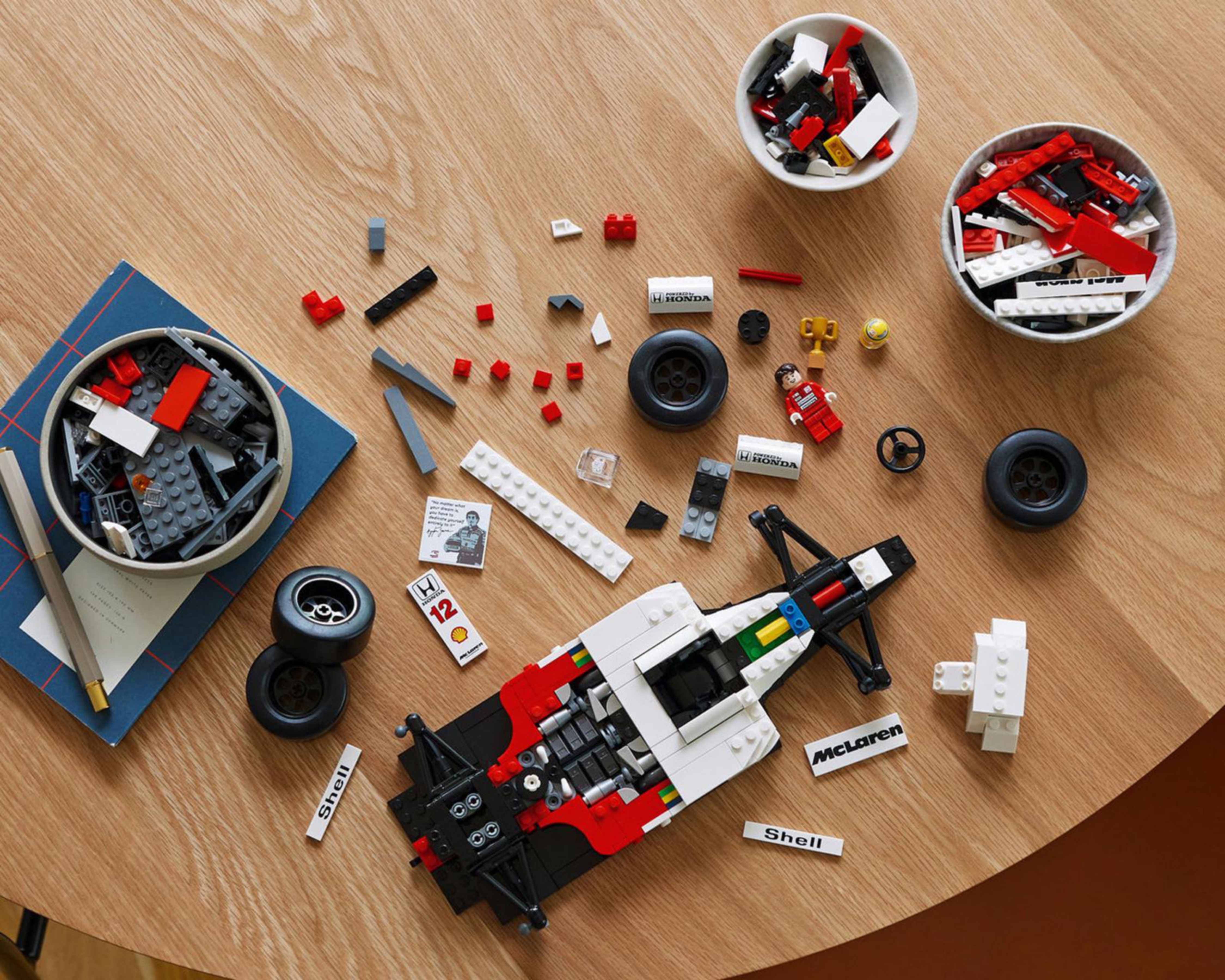 Foto 5 pulgar | LEGO McLaren MP4/4 y Ayrton Senna