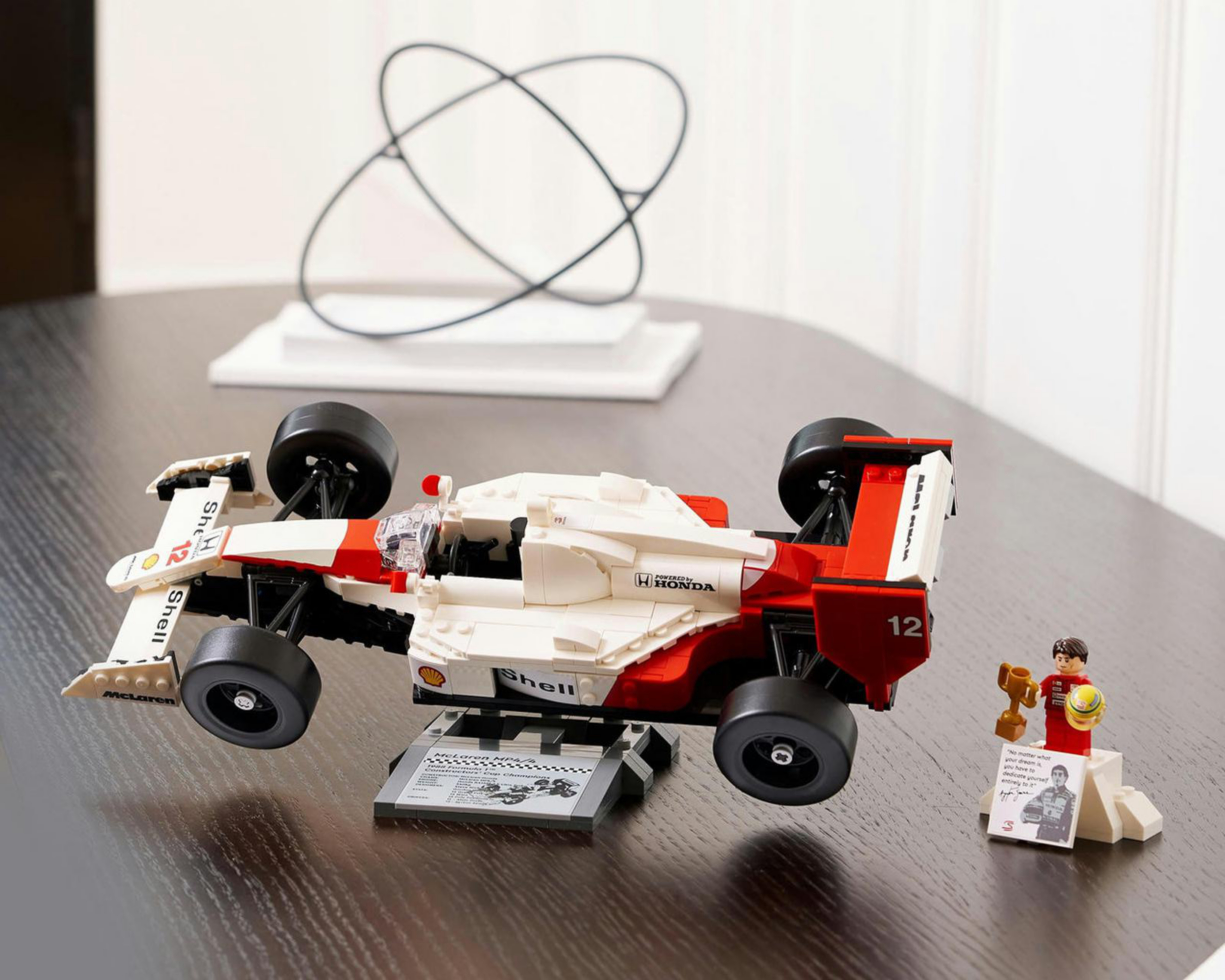 Foto 8 pulgar | LEGO McLaren MP4/4 y Ayrton Senna
