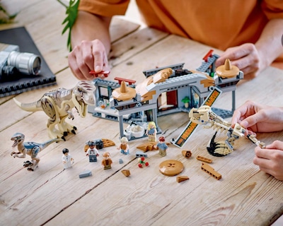 Foto 4 | LEGO Jurassic Park: Centro de Visitantes T-Rex y Ataque del Raptor