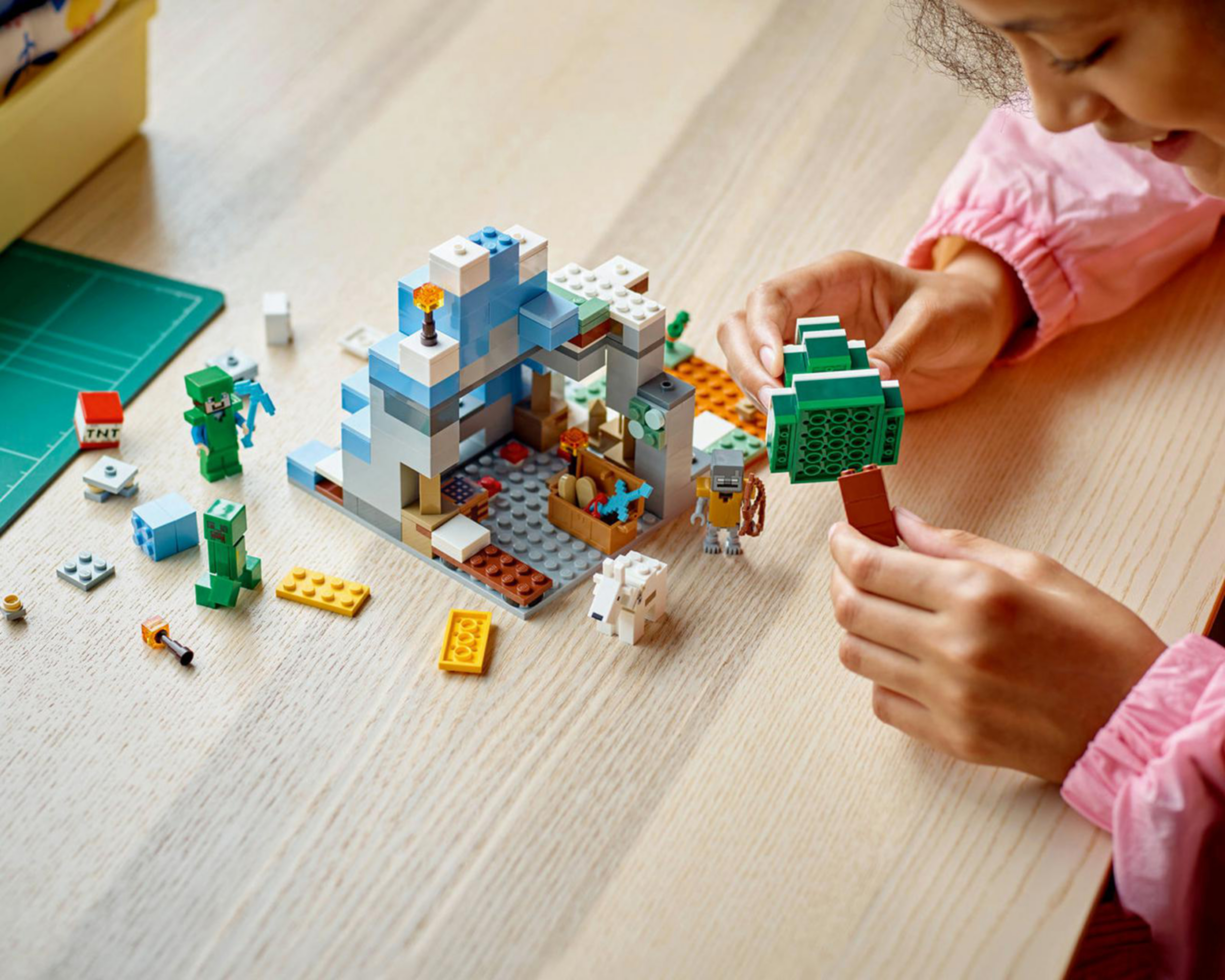 Foto 4 | LEGO Minecraft: Los Picos de Hielo