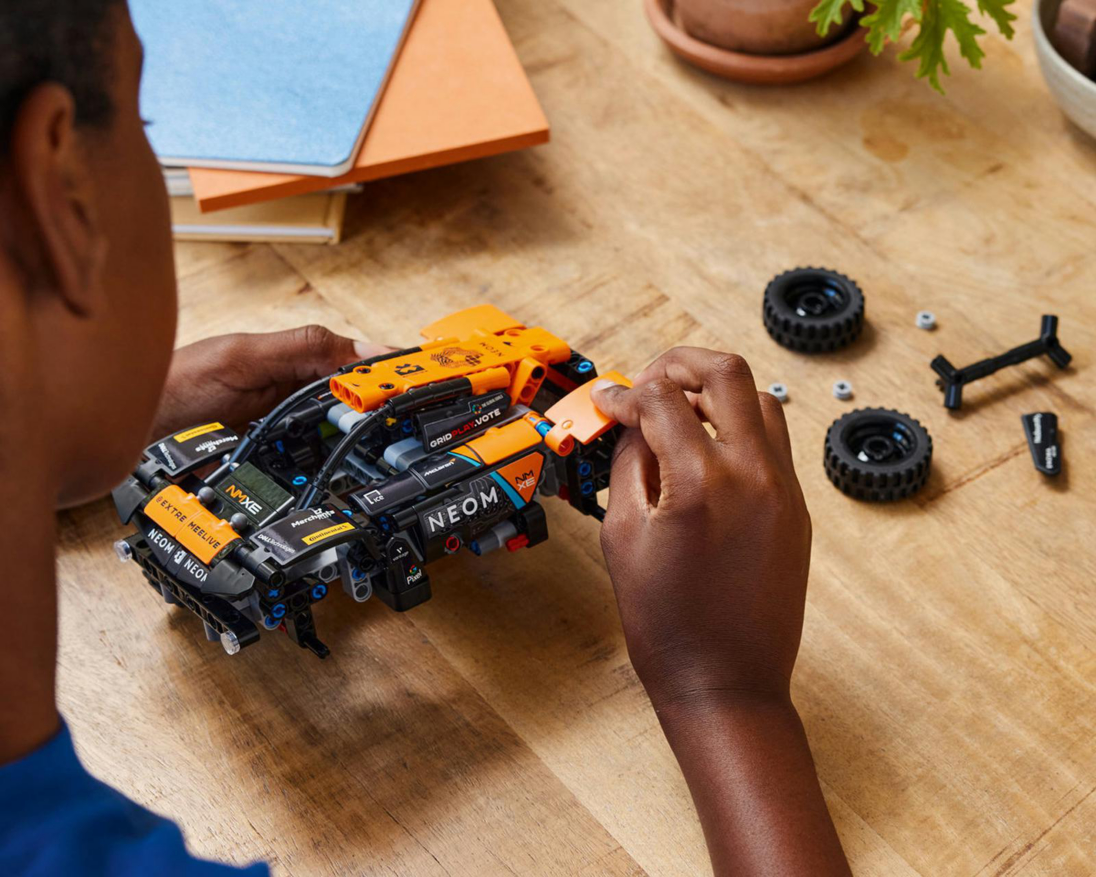 Foto 4 | LEGO Technic: Neom McLaren Extreme E Race Car