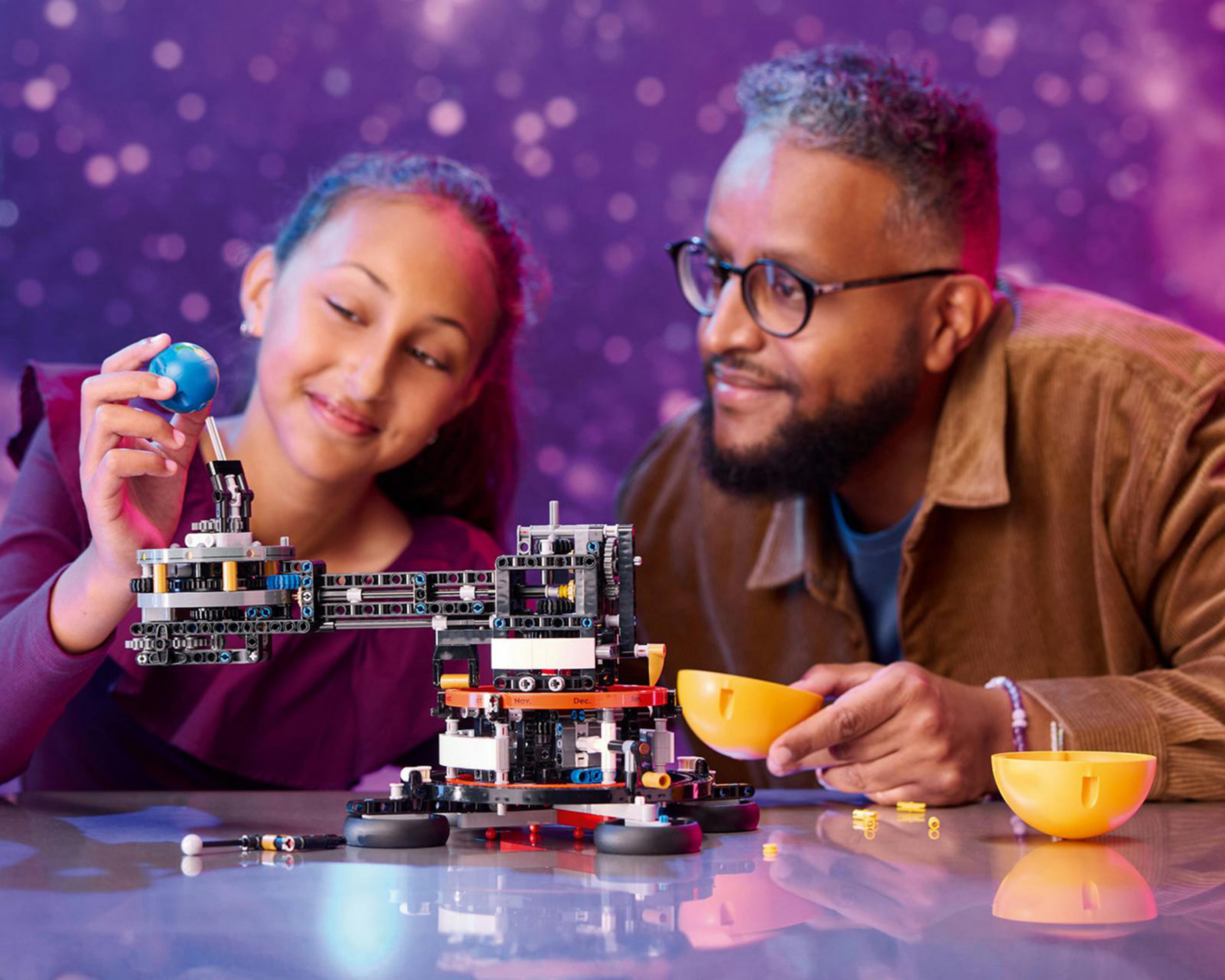 Foto 4 | LEGO Technic: Planeta Tierra y Luna en Órbita