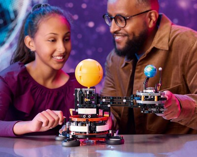 Foto 5 | LEGO Technic: Planeta Tierra y Luna en Órbita