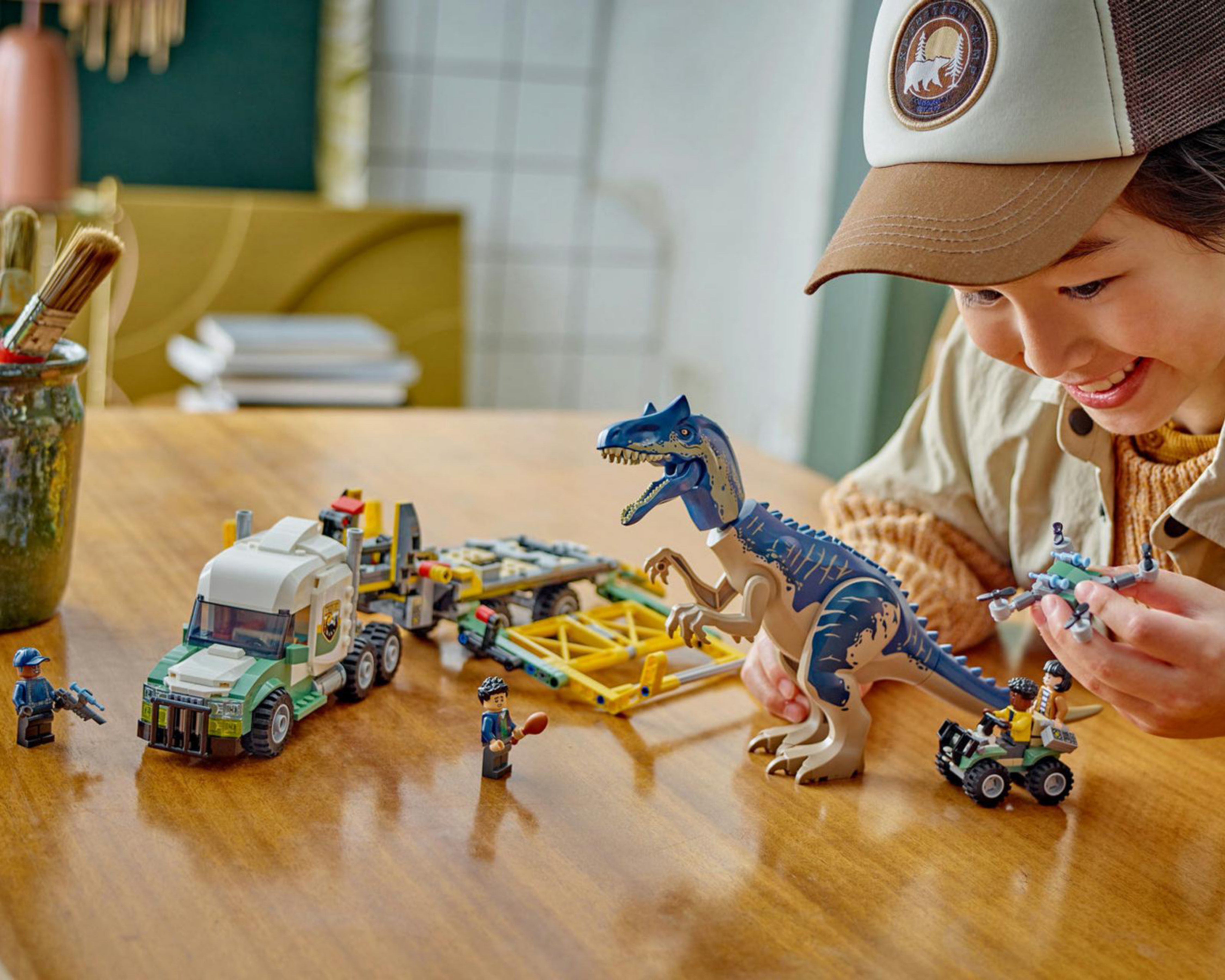Foto 6 pulgar | LEGO Jurassic World Misiones Dinosaurio: Camión de Transporte del Allosaurus