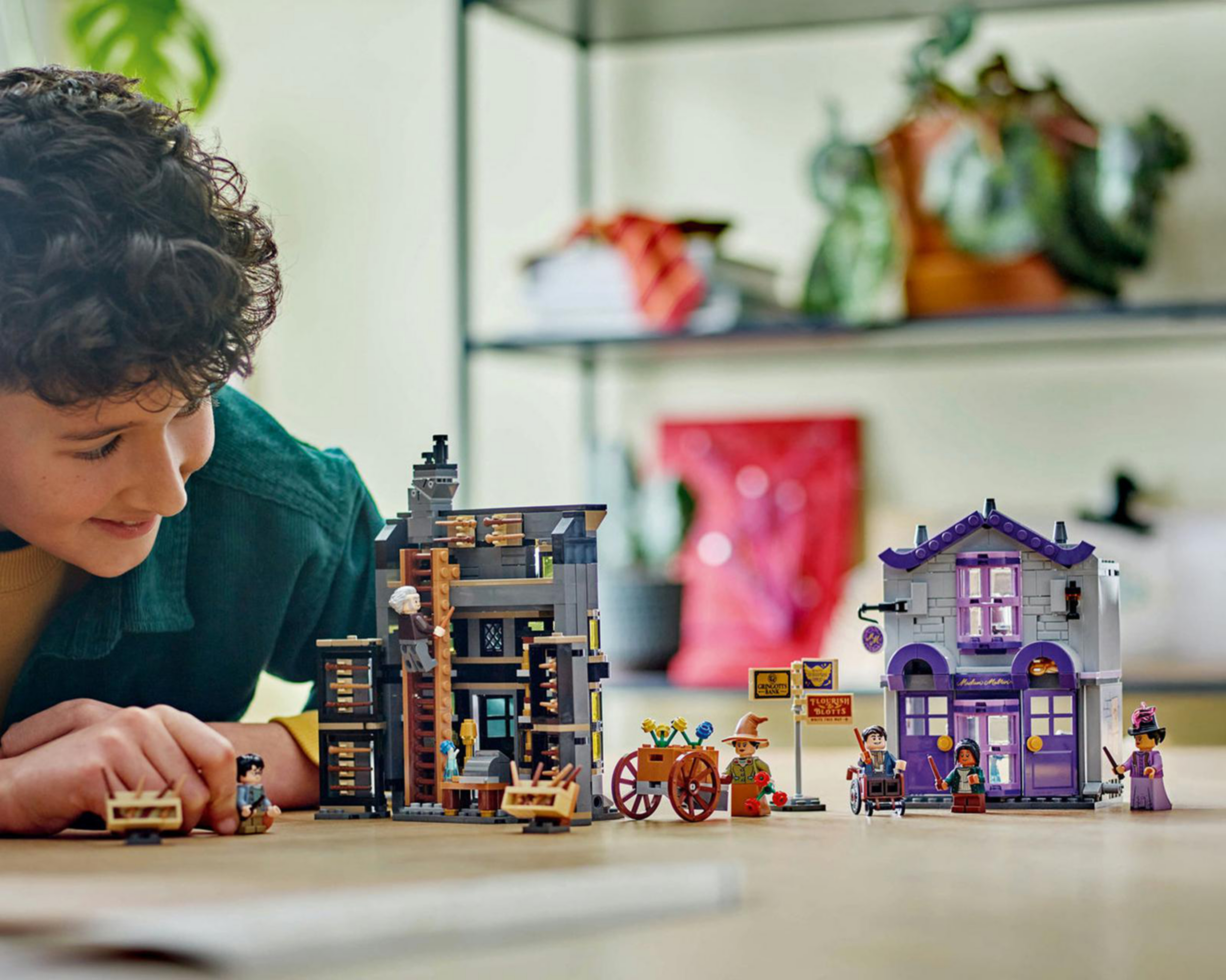 Foto 5 | LEGO Harry Potter Ollivanders y las Túnicas de Madam Malkin