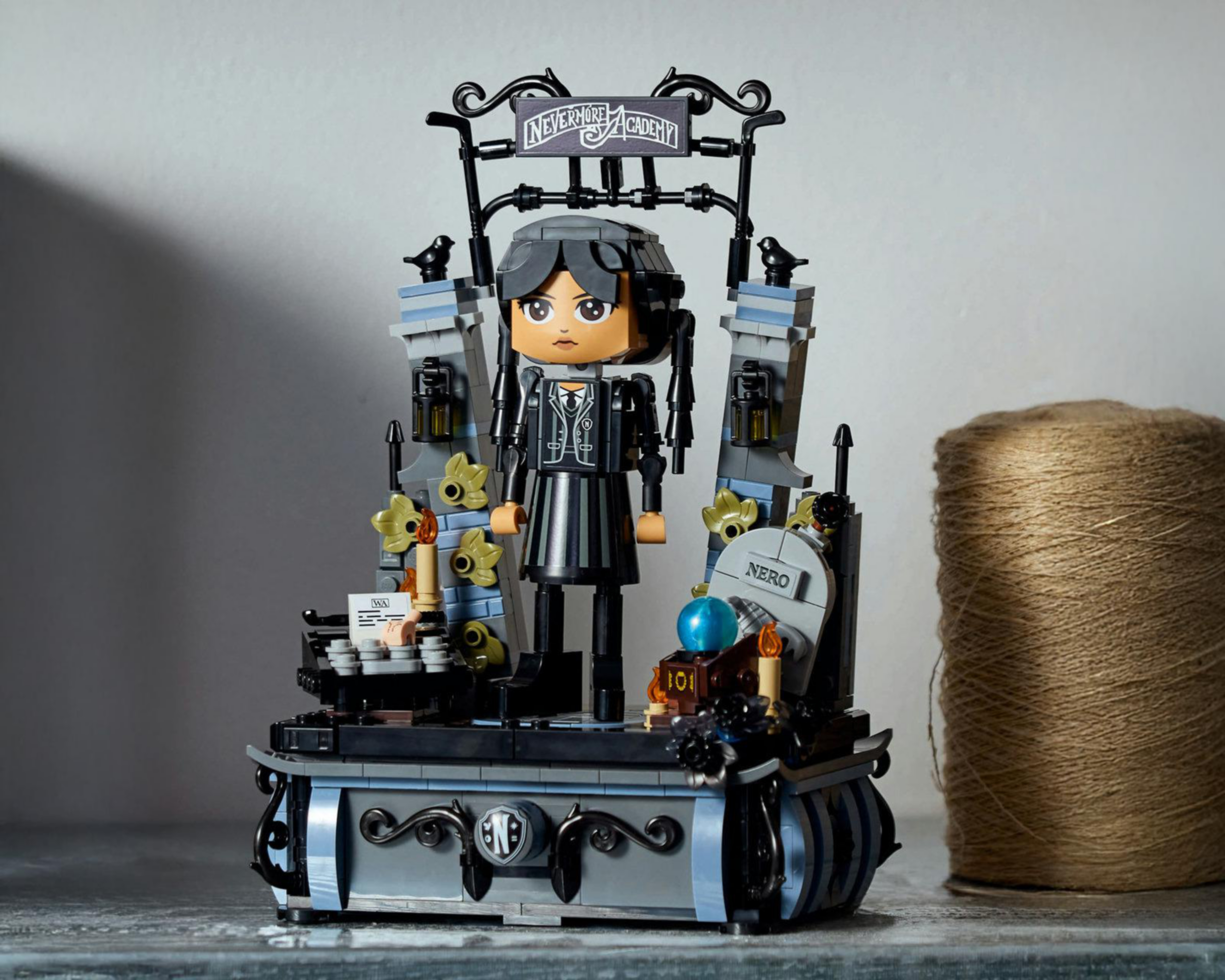 Foto 7 pulgar | LEGO Wednesday: Merlina Addams