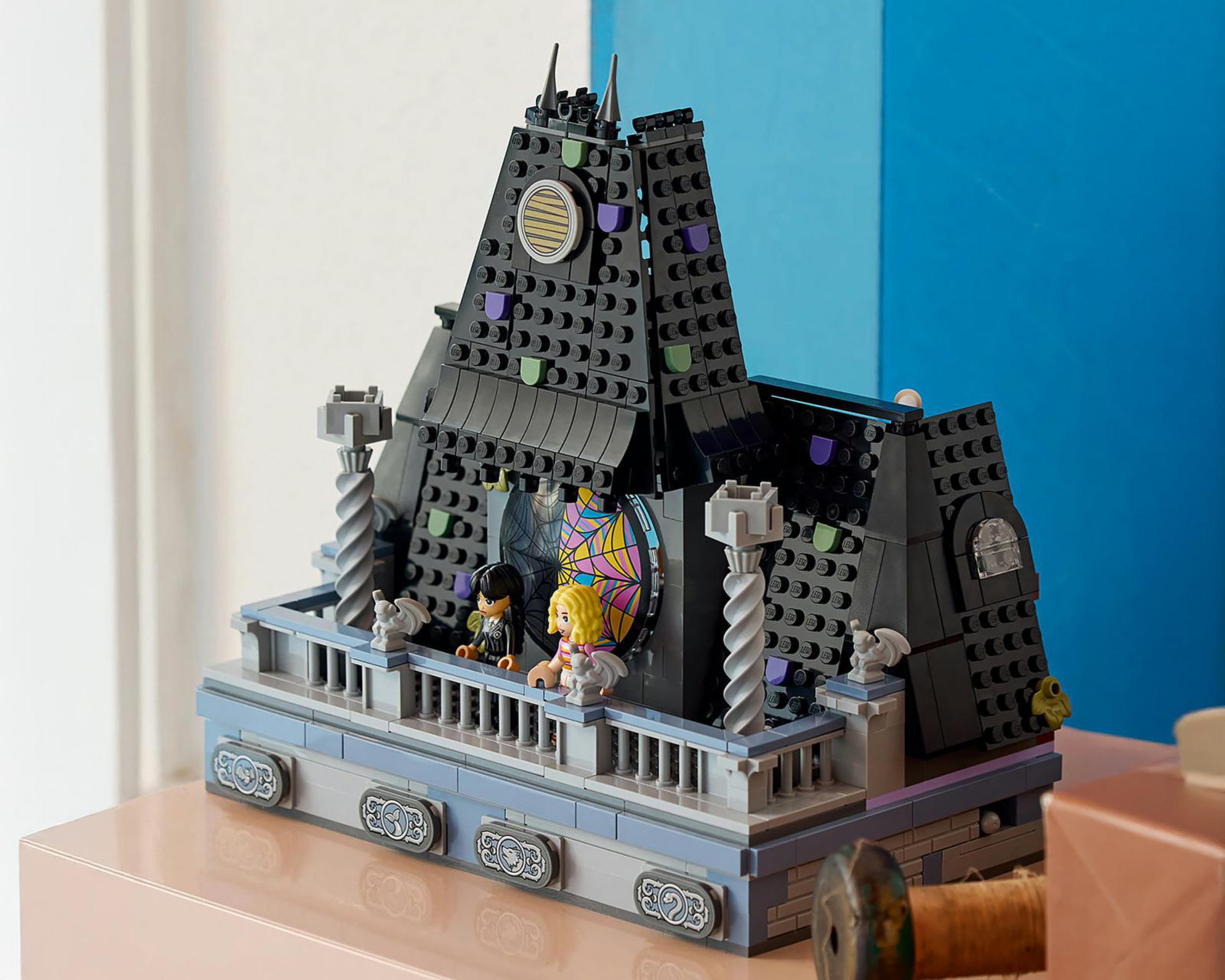 Foto 6 | LEGO Wednesday: Habitación de Merlina y Enid