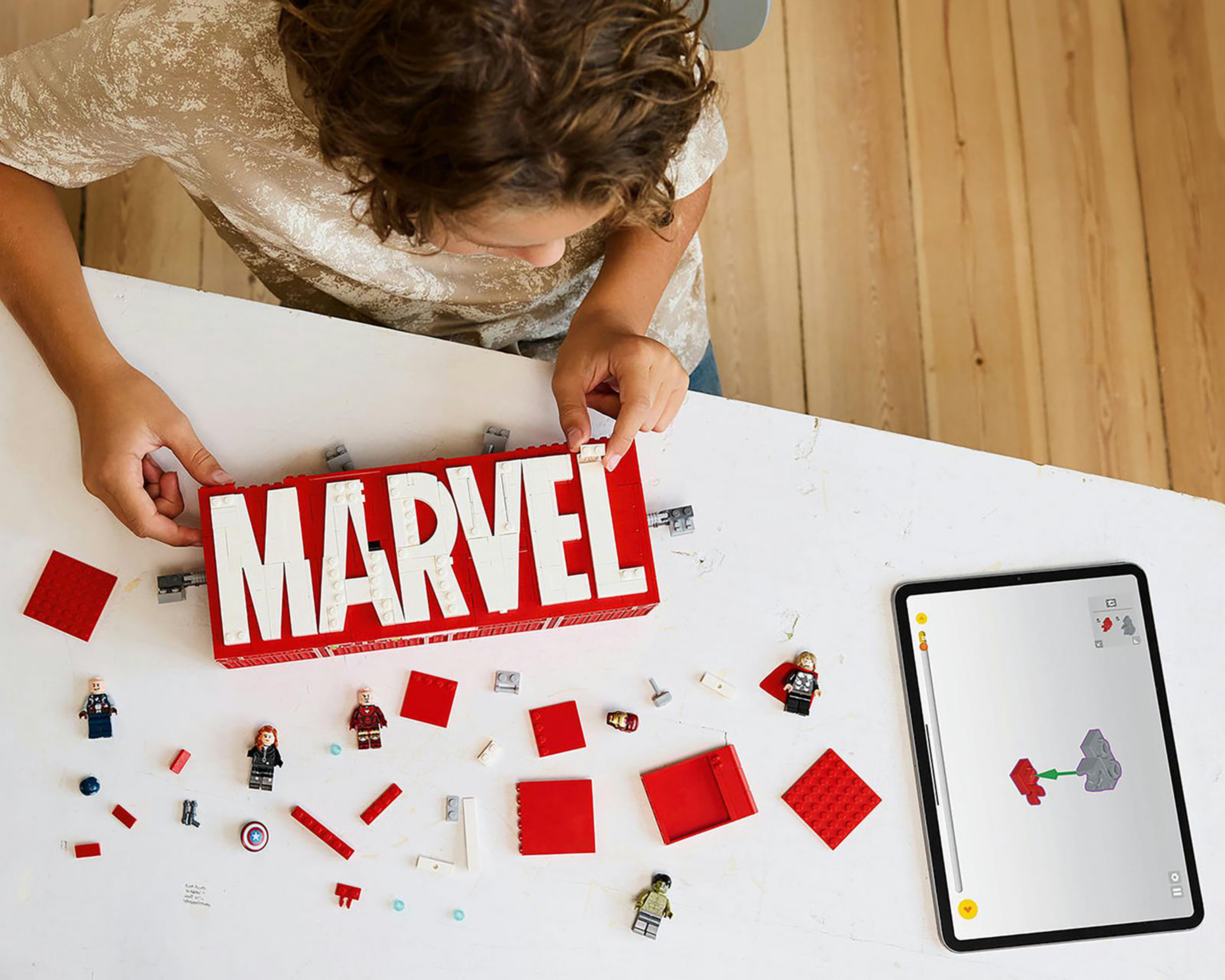 Foto 5 pulgar | LEGO Marvel: Logotipo Marvel y Minifiguras