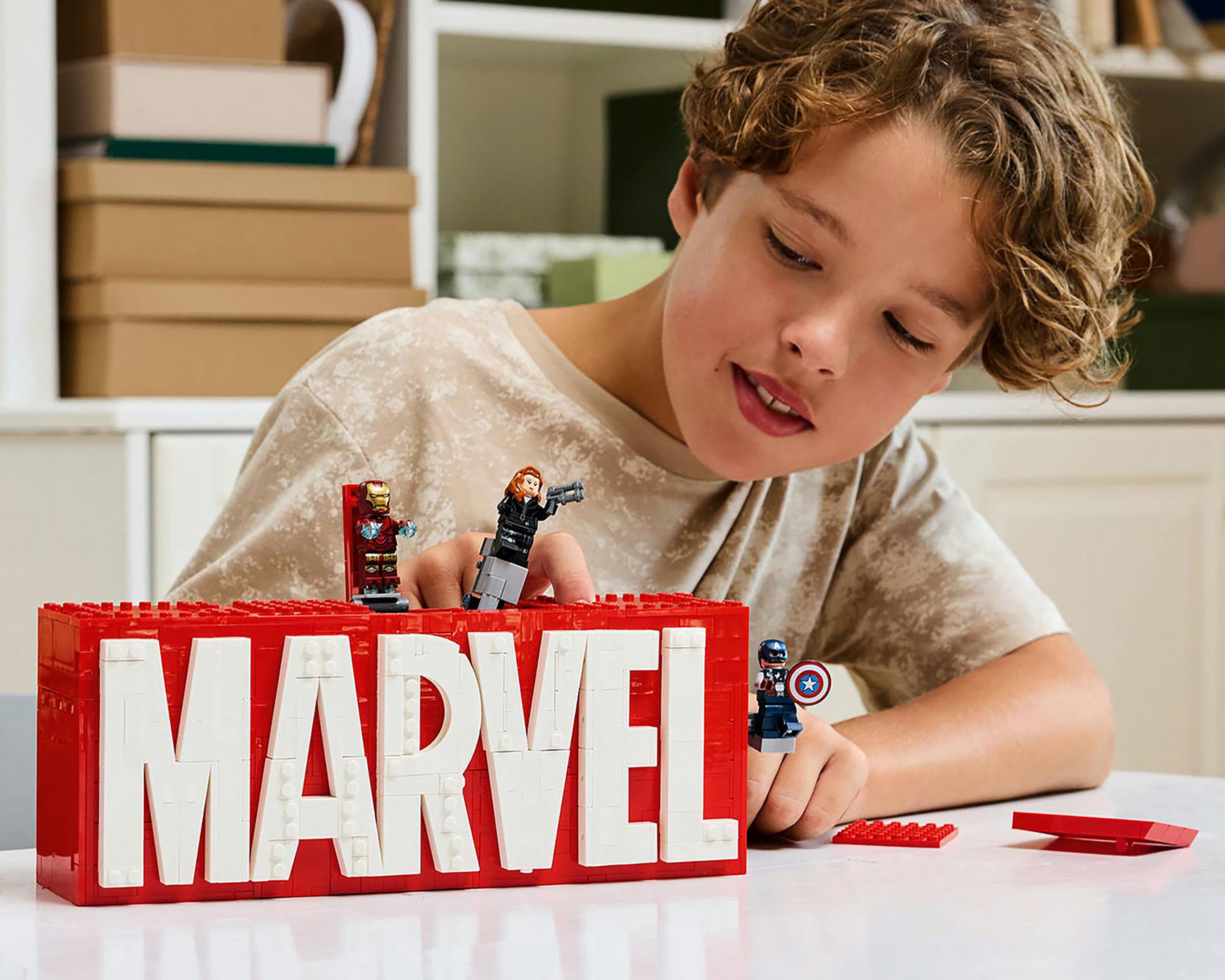 Foto 6 pulgar | LEGO Marvel: Logotipo Marvel y Minifiguras