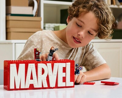 Foto 5 | LEGO Marvel: Logotipo Marvel y Minifiguras