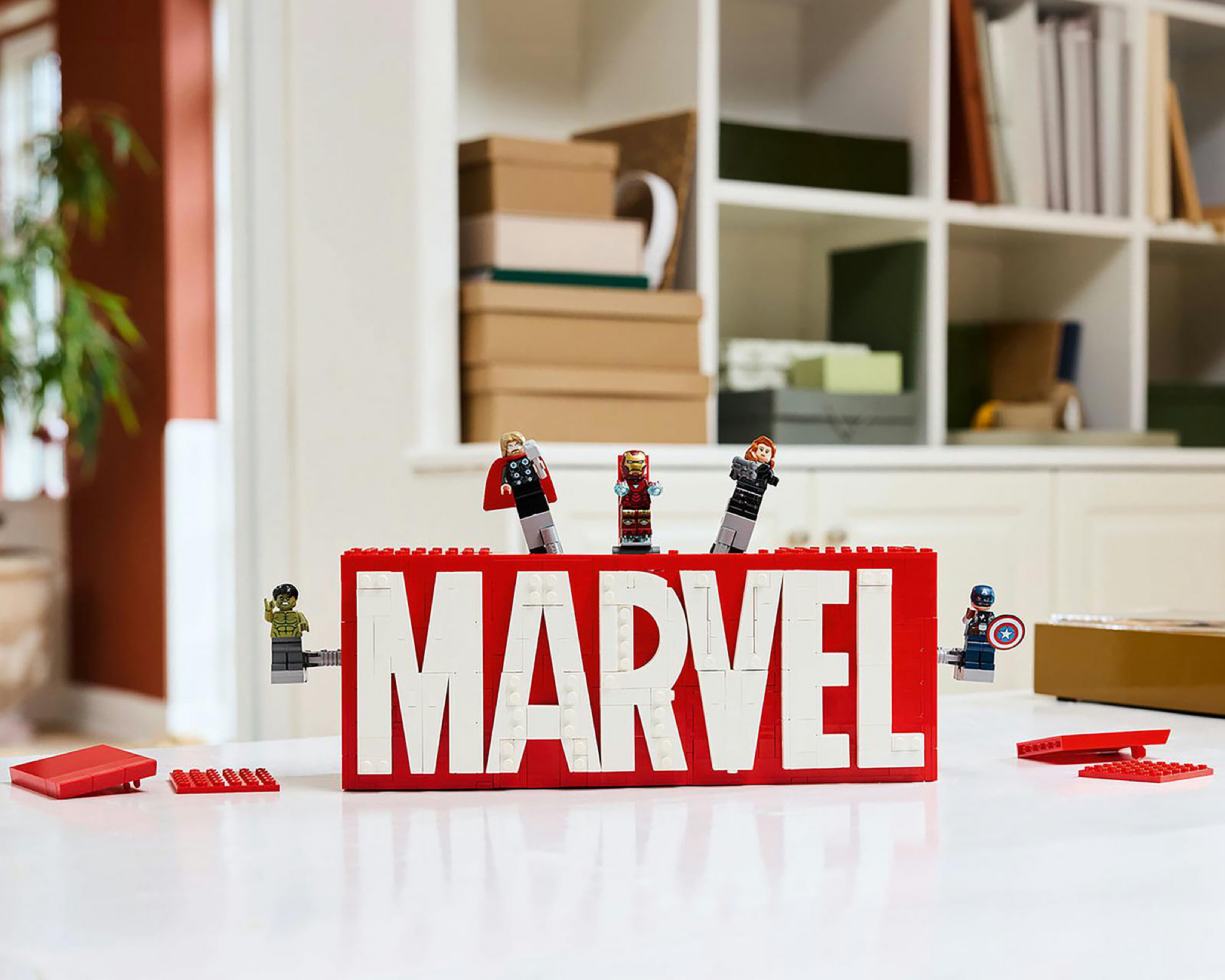 Foto 7 pulgar | LEGO Marvel: Logotipo Marvel y Minifiguras