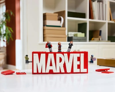 Foto 6 | LEGO Marvel: Logotipo Marvel y Minifiguras