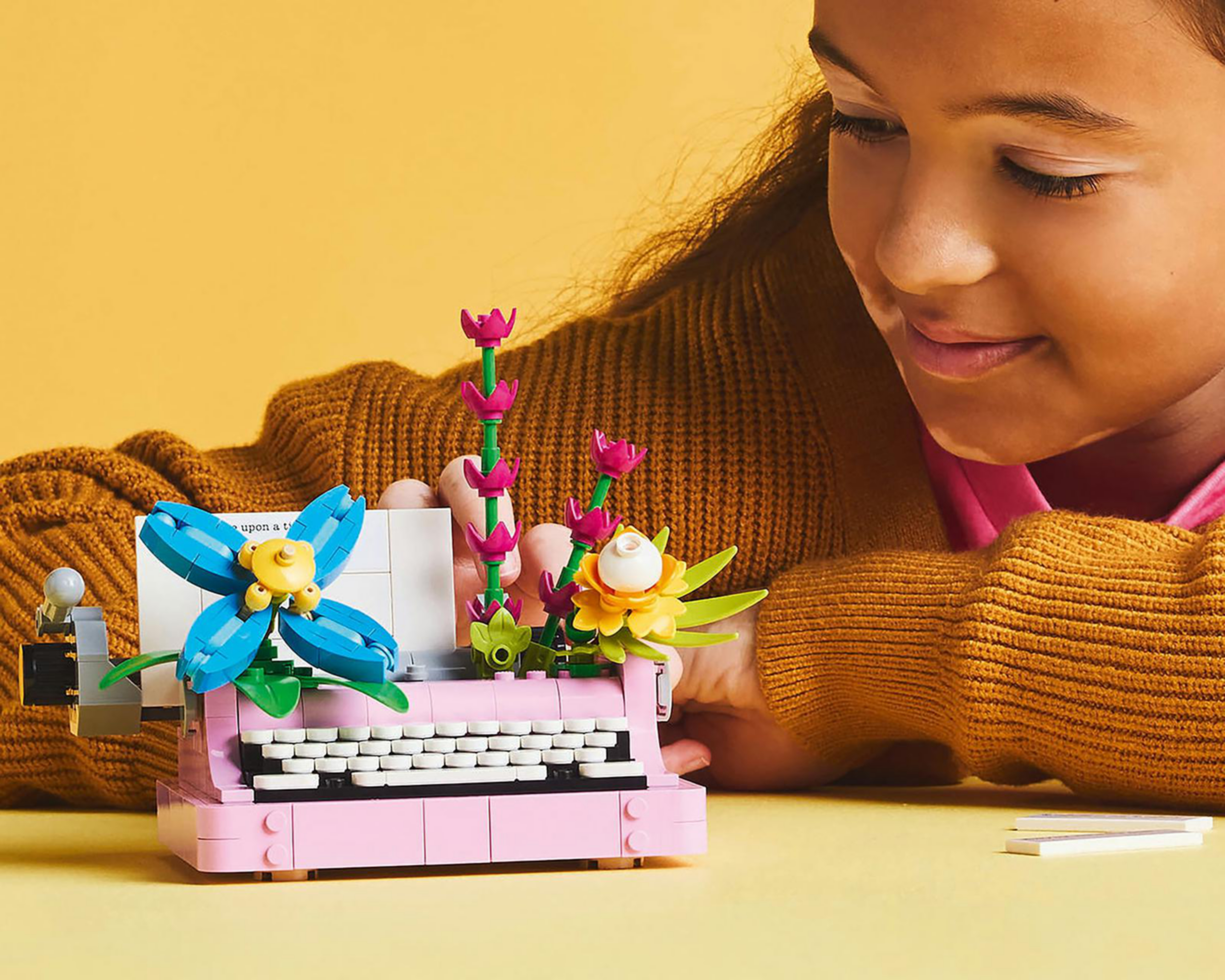 Foto 6 pulgar | LEGO Creator 3 en 1 Máquina de Escribir con Flores